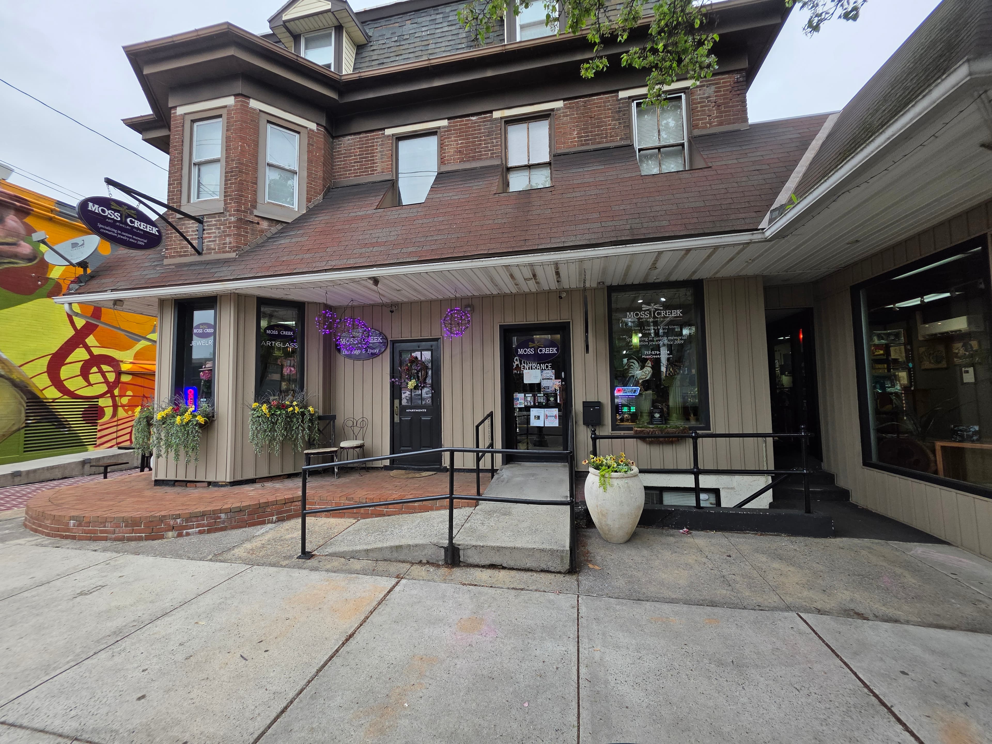 Moss Creek Art storefront in New Cumberland